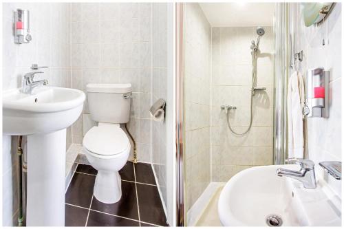 Habitación Cuádruple Deluxe del hotel OYO London Guest House. Foto 1