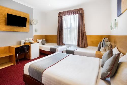 Habitación Cuádruple Deluxe del hotel OYO London Guest House. Foto 2