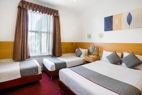 Habitación Cuádruple Deluxe del hotel OYO London Guest House. Foto 3