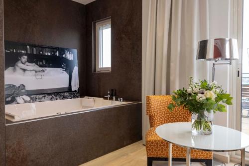 Suite con bañera de hidromasaje del hotel De Castiglione. Foto 4