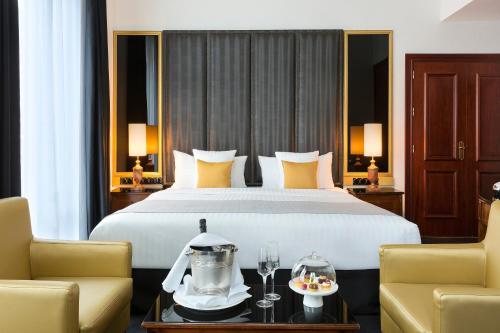 Suite Grand del hotel Melia Paris Champs Elysées. Foto 2