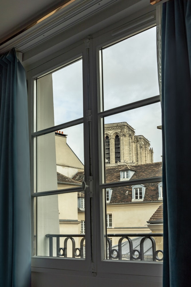 Habitación Superior vistas parciales a Notre Dame del hotel Maison Colbert Member of Melia Collection. Foto 4