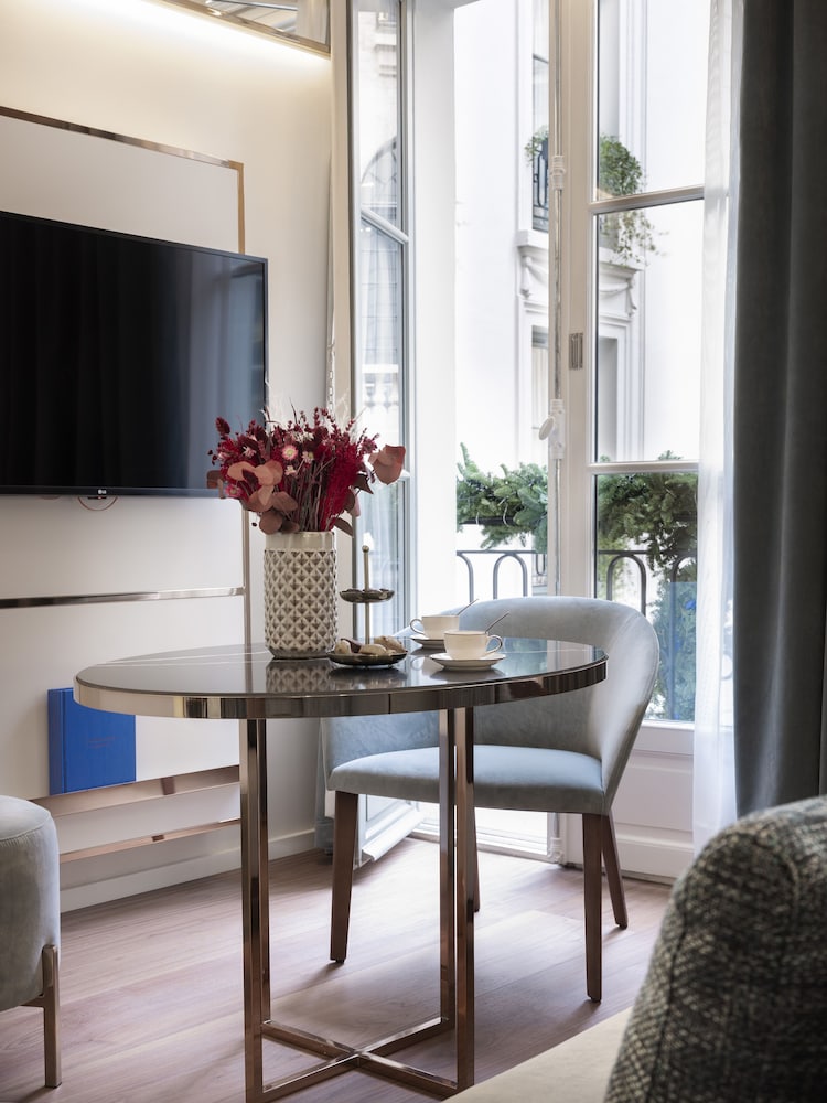 Habitación Deluxe vistas a la calle del hotel Maison Colbert Member of Melia Collection. Foto 4
