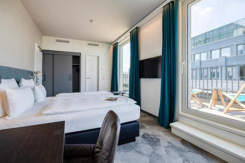 Habitación Doble Estándar con balcón del hotel One Brussels. Foto 5