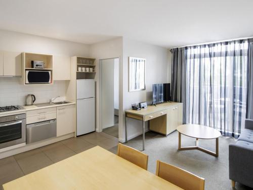 Estudio con 1 cama queen size del hotel Mantra Castle Hill Sydney. Foto 1