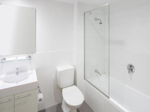 Estudio con 1 cama queen size del hotel Mantra Castle Hill Sydney. Foto 3