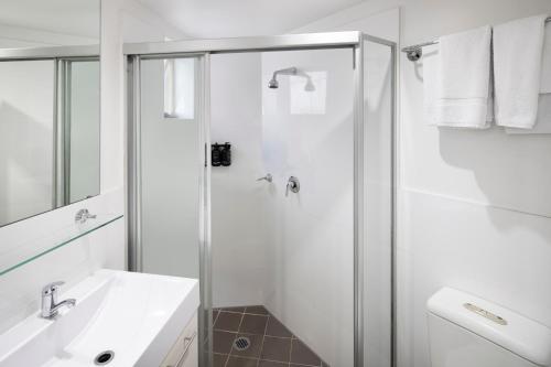 Estudio con 1 cama queen size del hotel Mantra Castle Hill Sydney. Foto 6