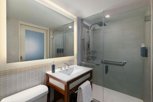 Habitación Tradicional con cama extragrande y ducha a ras de suelo - Adaptada para personas de movilidad reducida y con discapacidad auditiva del hotel The Westin New York At Times Square. Foto 2