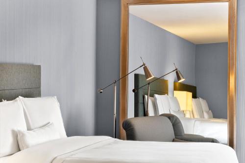 Habitación Grand Deluxe con bañera adaptada - 2 camas grandes - Adaptada para personas con discapacidad auditiva y movilidad reducida del hotel The Westin New York At Times Square. Foto 1