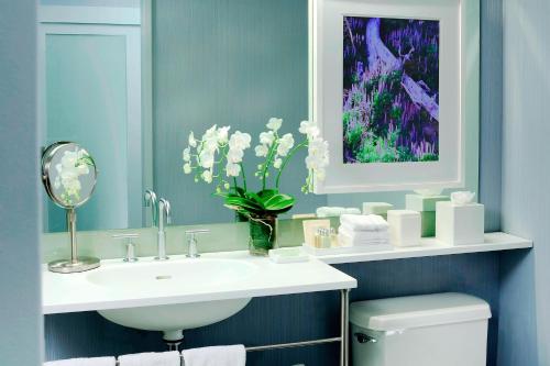 Habitación Grand Deluxe con bañera adaptada - 2 camas grandes - Adaptada para personas con discapacidad auditiva y movilidad reducida del hotel The Westin New York At Times Square. Foto 3