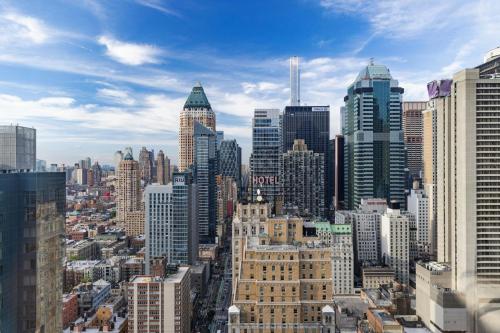 Suite Junior con sofá cama - 1 cama extragrande del hotel The Westin New York At Times Square. Foto 3
