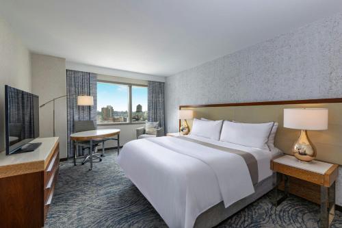 Habitación Premium King con vista al skyline - 1 cama King - Ducha roll‑in - Accesible para movilidad y audición del hotel The Westin New York At Times Square. Foto 1