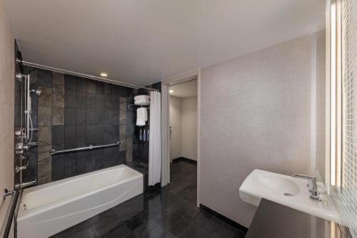 Habitación Premium con vistas al horizonte y bañera adaptada - Cama extragrande - Adaptada para personas con discapacidad auditiva y movilidad reducida del hotel The Westin New York At Times Square