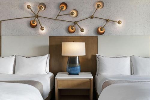 Habitación Grand Deluxe con bañera adaptada - 2 camas grandes - Adaptada para personas con discapacidad auditiva y movilidad reducida del hotel The Westin New York At Times Square. Foto 5