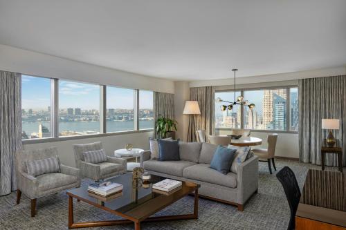 Suite de 1 dormitorio con sofá cama y vistas al perfil urbano - Cama extragrande del hotel The Westin New York At Times Square