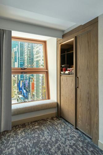 Habitación Grand Deluxe Queen con dos camas queen y ducha accesible para silla de ruedas - Adaptada para movilidad y audición del hotel The Westin New York At Times Square. Foto 3
