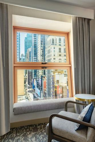 Habitación Esquinera Deluxe más grande con vistas a la ciudad - 1 cama extragrande del hotel The Westin New York At Times Square. Foto 3
