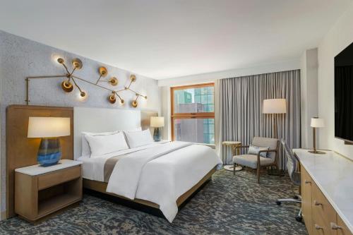 Habitación Grand Deluxe más amplia - Cama extragrande del hotel The Westin New York At Times Square. Foto 4