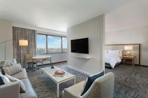 Suite Junior con bañera y vistas al perfil urbano - Planta superior - Adaptada para personas con movilidad reducida y discapacidad auditiva del hotel The Westin New York At Times Square
