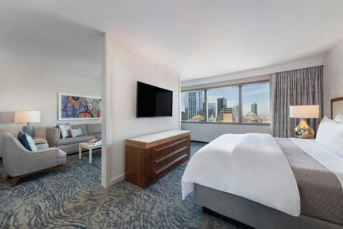 Suite Junior con bañera y vistas al perfil urbano - Planta superior - Adaptada para personas con movilidad reducida y discapacidad auditiva del hotel The Westin New York At Times Square. Foto 2