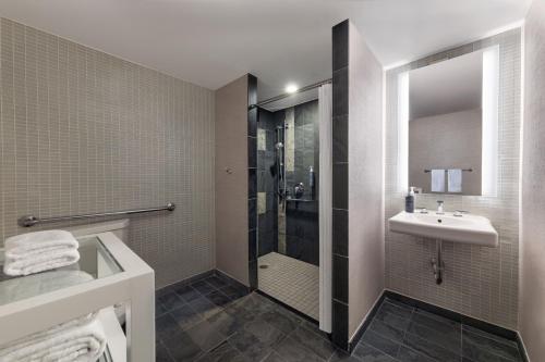 Habitación Tradicional King con ducha a ras de suelo - 1 cama King - Accesible para movilidad reducida y discapacidad auditiva del hotel The Westin New York At Times Square. Foto 3