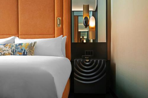 Standard Guest Room, 1 King - Mobility Accessible with Transfer Shower del hotel W New York - Union Square. Foto 1