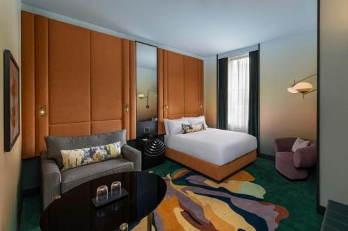 Habitación Doble Estándar con cama grande y sofá cama del hotel W New York - Union Square