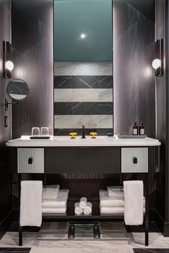 Habitación Doble Estándar con cama grande y sofá cama del hotel W New York - Union Square. Foto 4