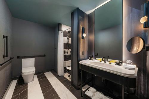 Habitación Doble Estándar con cama grande y sofá cama del hotel W New York - Union Square. Foto 7