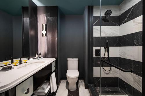 Standard Guest Room, 1 King - Roll - in Shower - Mobility Accessible del hotel W New York - Union Square. Foto 6