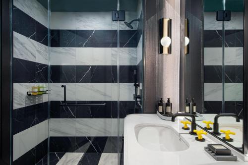 Premier Deluxe Guest Room, 1 King, Park View, Corner Room - Hearing Accessible del hotel W New York - Union Square. Foto 6