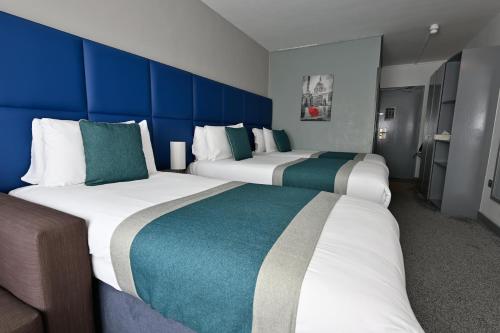 Habitación Triple del hotel Kensington Court. Foto 1