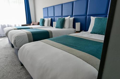 Habitación Triple del hotel Kensington Court. Foto 6