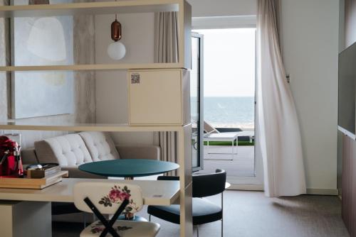 Suite con vistas al mar del hotel Neptuno. Foto 8