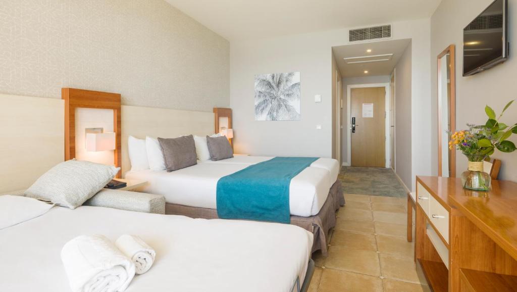 Habitación triple Vista Mar del hotel Ilunion Fuengirola