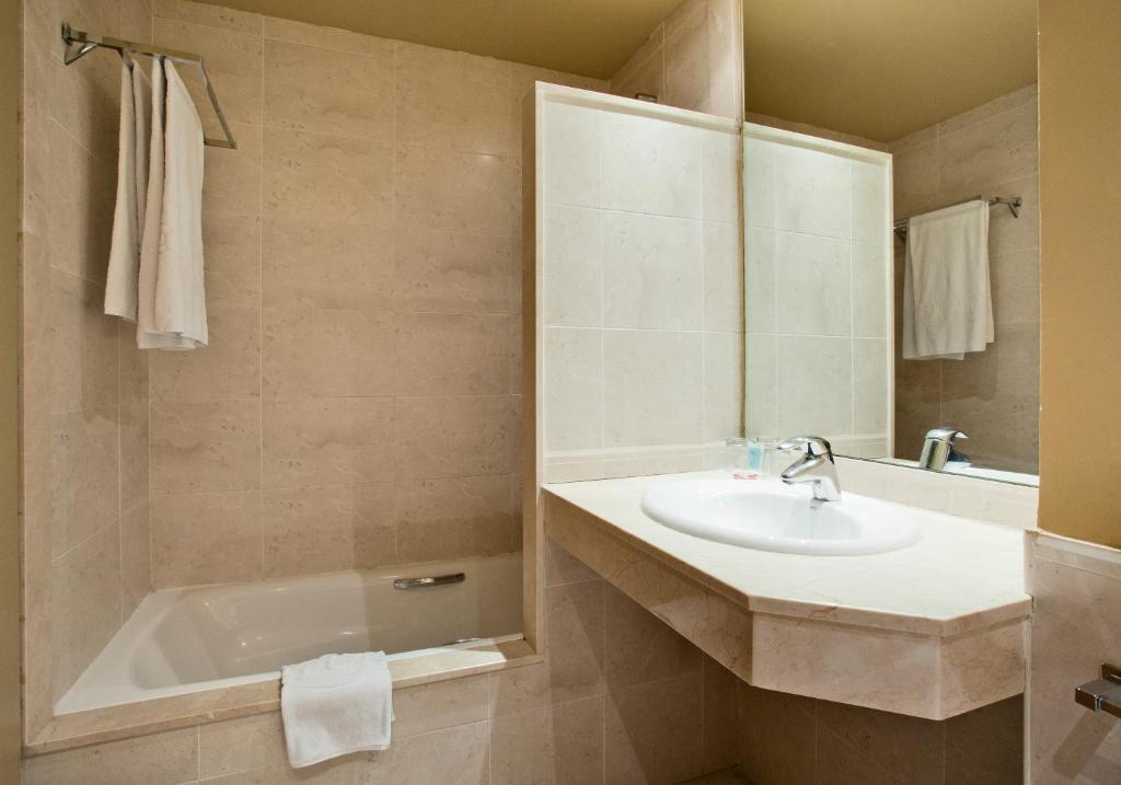 Habitación triple Vista Mar del hotel Ilunion Fuengirola. Foto 2