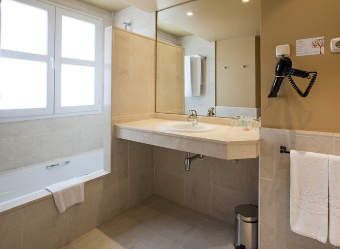 Habitación doble del hotel Ilunion Fuengirola. Foto 2