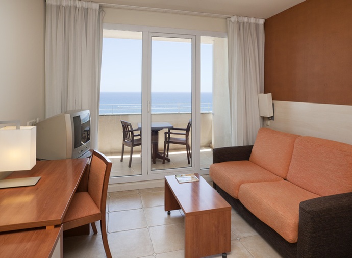 Habitación doble Vista Parcial Mar del hotel Ilunion Fuengirola. Foto 2