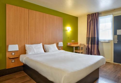 Habitación Doble adaptada para personas con movilidad reducida del hotel B&B Herblay. Foto 4
