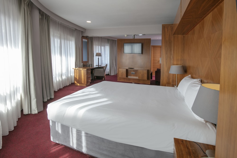 Suite, 1 cama de matrimonio grande, no fumadores del hotel The Crown London Hotel, Cricklewood North West London, WorldHotels Distinctive. Foto 1