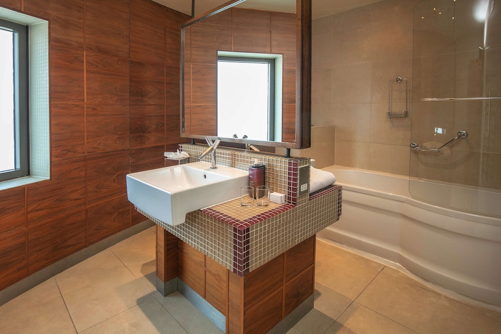 Suite, 1 cama de matrimonio grande, no fumadores del hotel The Crown London Hotel, Cricklewood North West London, WorldHotels Distinctive. Foto 2