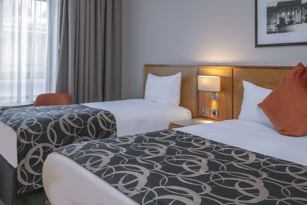 Habitación familiar, varias camas, no fumadores del hotel The Crown London Hotel, Cricklewood North West London, WorldHotels Distinctive. Foto 1