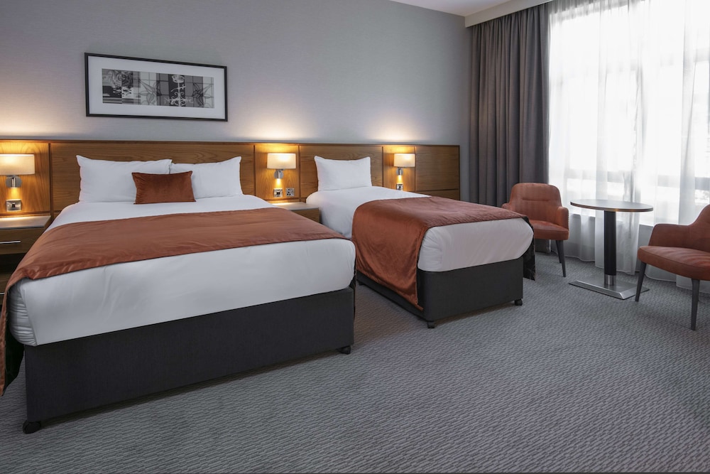 Habitación familiar, varias camas, no fumadores del hotel The Crown London Hotel, Cricklewood North West London, WorldHotels Distinctive. Foto 2