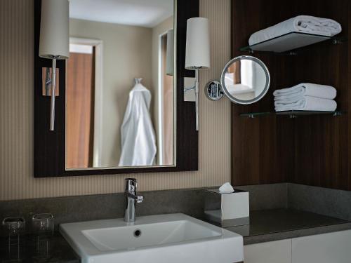 Habitación Superior con cama extragrande del hotel Pullman Cologne. Foto 1
