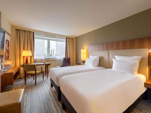 Habitación Superior con cama extragrande del hotel Pullman Cologne. Foto 4