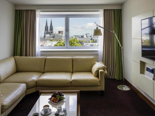 Suite Deluxe con cama extragrande del hotel Pullman Cologne