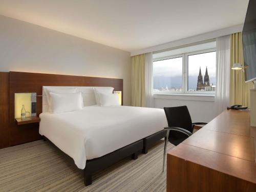 Suite Deluxe con cama extragrande del hotel Pullman Cologne. Foto 3