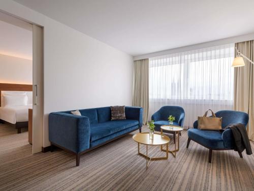 Suite Deluxe con cama extragrande del hotel Pullman Cologne. Foto 5