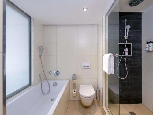 Suite Deluxe con cama extragrande del hotel Pullman Cologne. Foto 7