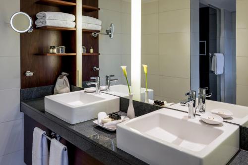 Suite Deluxe con cama extragrande del hotel Pullman Cologne. Foto 8